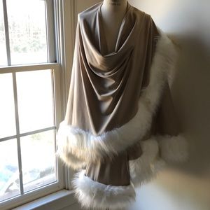 Women’s cape with fake fur